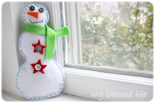 Felt Snowman {DIY Winter Decor}