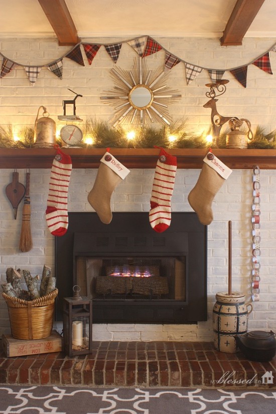 Woodsy Glam Christmas Mantel | MyBlessedLife.net